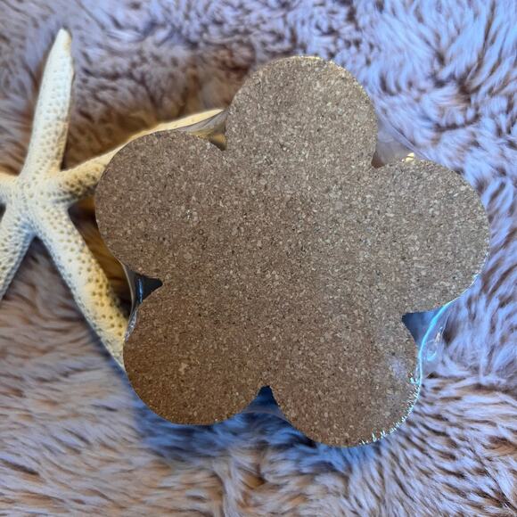 NWT My Homestead Co. 4 Piece Flower Shaped Daisy Cork Coaster Set - Picture 7 of 8